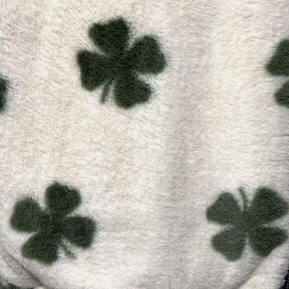 Lucky Brand Shamrock 4 Leaf Clover Faux Fur Throw Blanket Green St Patricks Day - Picture 2 of 9